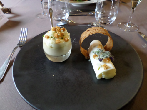Le royal de foie gras de canard, crème de céleri et petits croûtons, écrasé de pommes de terre fumées aux amandes