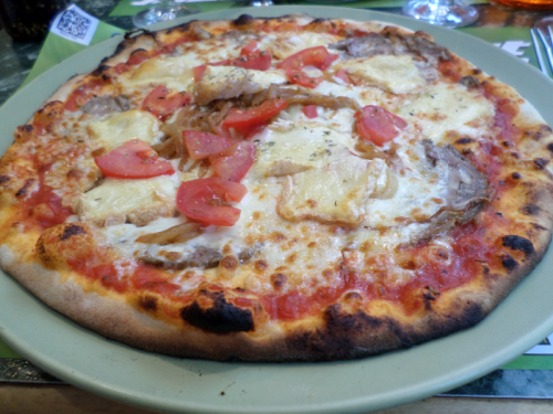 Pizza Guéméné (andouille, livarot, oignons, tomates)
