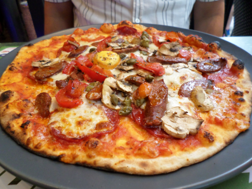 Pizza Vesuvio (chorizo, poivron, champignons, oeuf, mozzarella, câpres)
