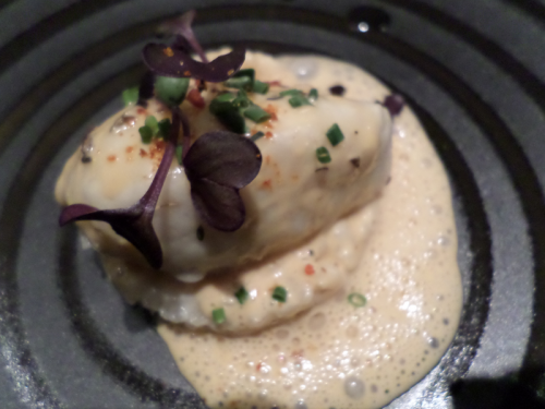 Quenelle de merlu avec un risotto et un crémet