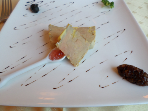 Foie gras de canard en terrine cuisiné par nous-mêmes au coteau du Layon et sa chutney de fruits