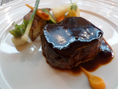 Filet de boeuf au poivre Malabar, darphin de pommes de terre aux oignons confits, légumes glacés