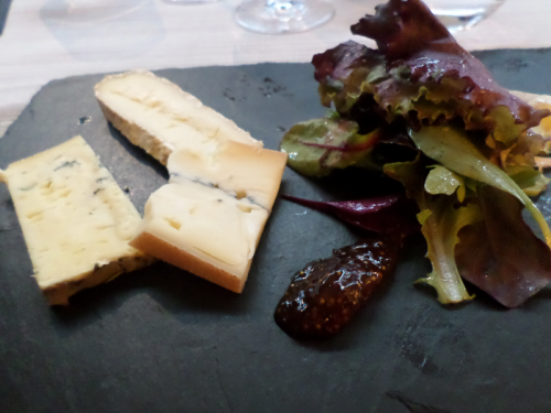 Assiette de fromages de la maison Bocahut, mesclun de salade à l'huile de noix