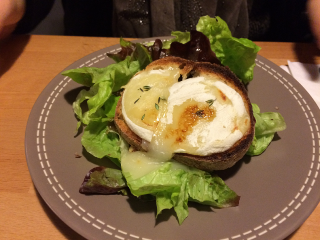 Salade de chèvre chaud