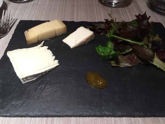 Trio de fromages de la maison Bocahut, chutney de saison, mesclun à l'huile de noix