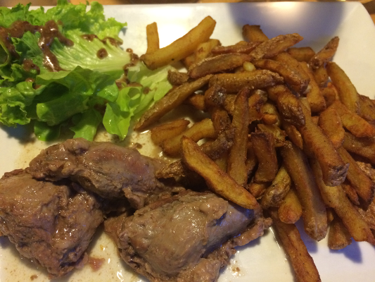 Joues de porc braisées à la bière et frites