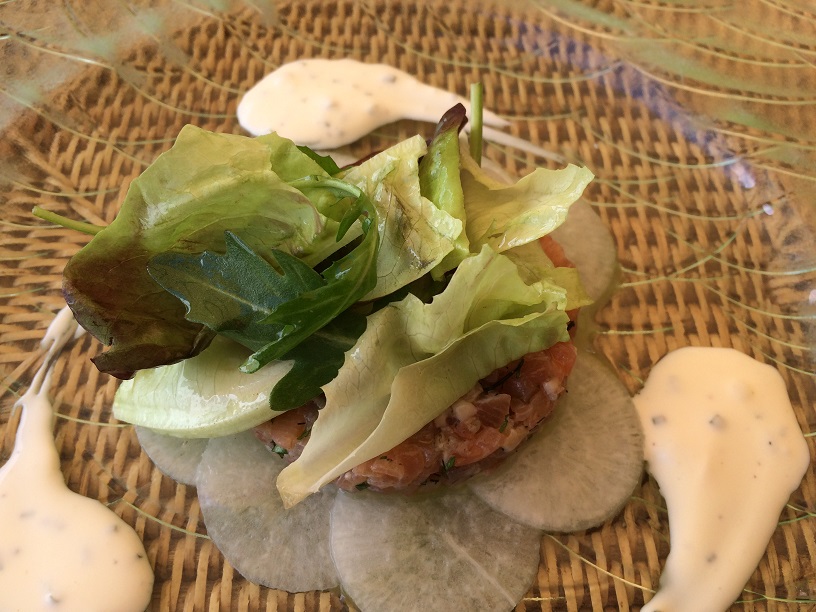 Tartare de saumon fumé au Château et Huître, relevé au Gingembre, crème citron et Huile d'herbes