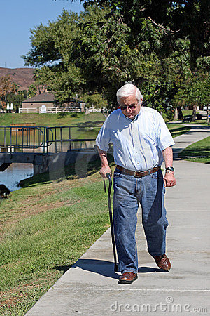 le-vieil-homme-marche-avec-une-canne-10940214[1].jpg