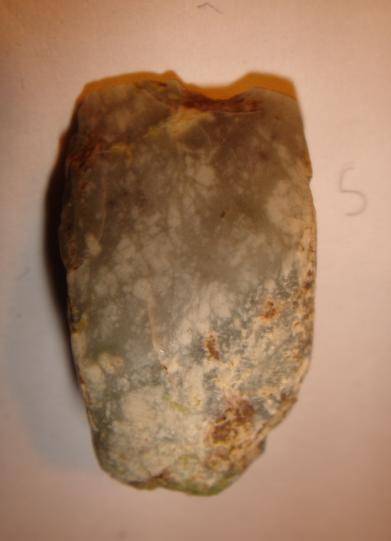 Petite hache polie ou amulette longueur : 2.2cm
