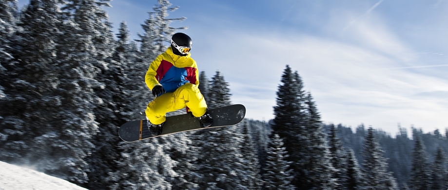 Snowboarder_in_flight_(Tannheim_Austria).jpg
