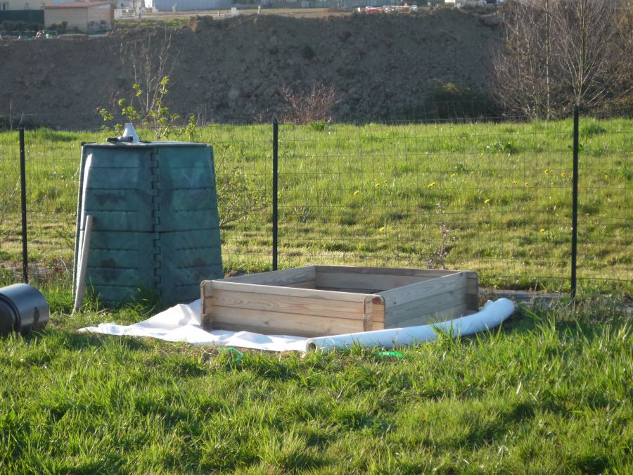 mars 2011 mise en place de mon 1er carre de potager à coté du composteur