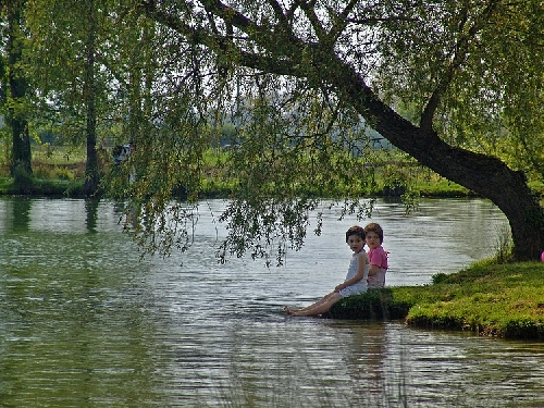 Fillettes au bord du lac