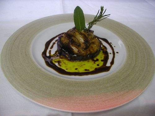 Foie gras de canard poêlé sur une écrasée de vitelotte aux cébettes, sauce balsamique réduit