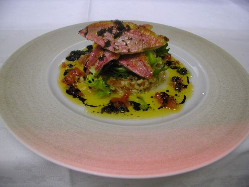 Salade de filets de rougets barbet tièdes sur un taboulé, huile d'olive ey mignonette de légumes