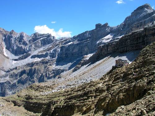 vue sur le refuge de la brèche et le cirque de Gavarnie