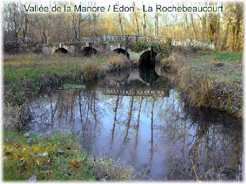 Un pont sur la Manore à l'entrée de La Rochebeaucourt