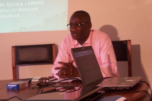 Mr Razack Lawani en pleine communication sur les crièeres de placement de l'épargne