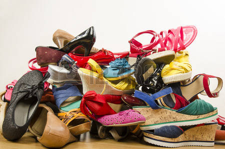 https://static.blog4ever.com/2006/01/2567/35601228-gros-plan-sur-gros-tas-de-chaussures-color--es-de-femme-untidy-pile-de-chaussures-jet--es-sur-le-sol-.jpg