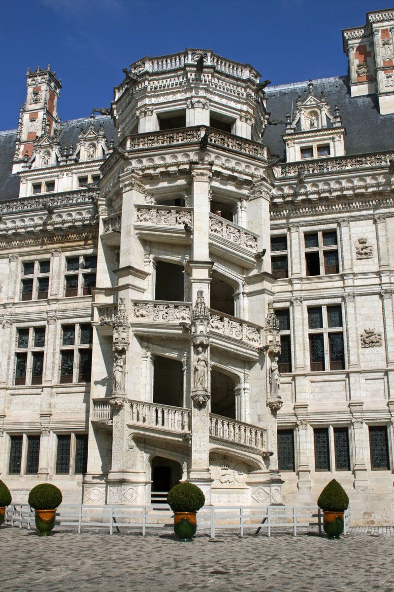 Chateau De Blois L Escalier Monumental De L Aile Francois Ier Les Aventures De Plumebleue