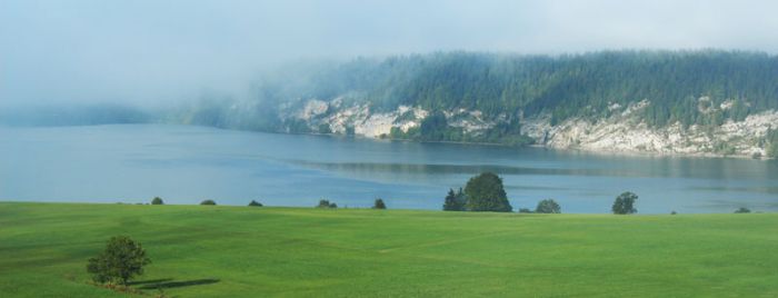 Lac de Joux dans le brouillard