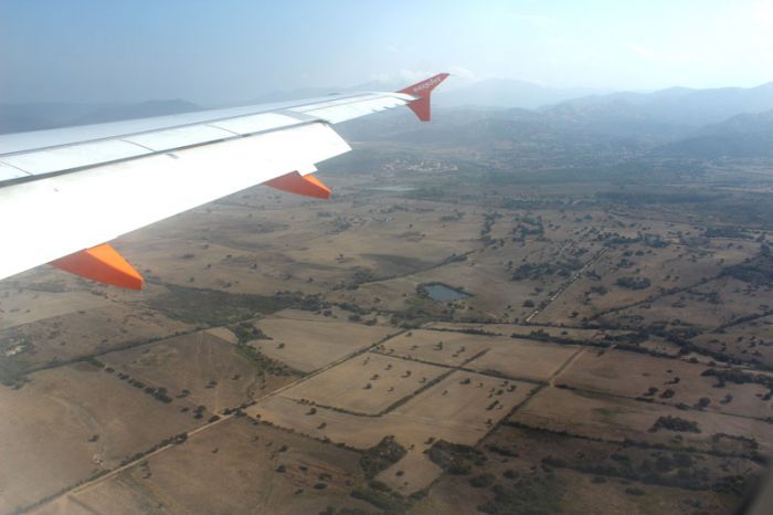 Arrivée sur Olbia, côte Est de l'île. Tout est brun...