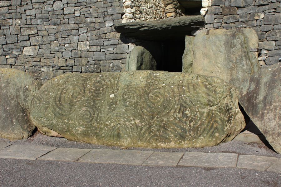 Newgrange - Pierre gravée de l'entrée