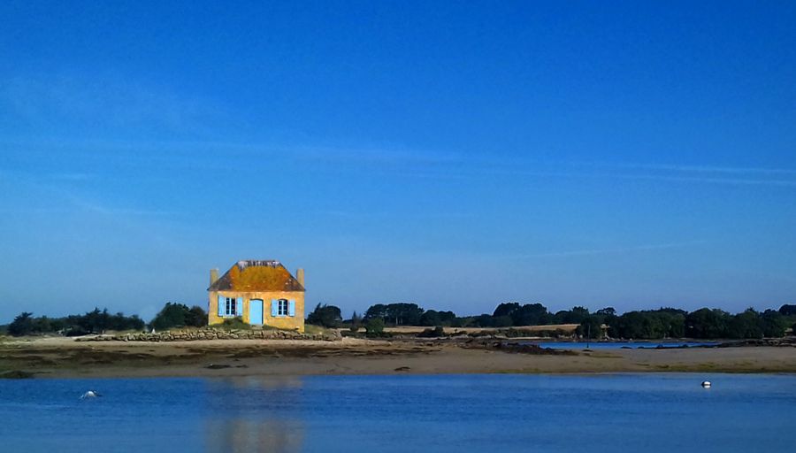 La maison du garde des parcs à Huitres sur l'ilôt Nichtargér, tôt le matin, marée basse