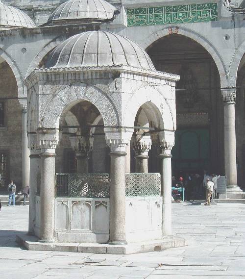 La fontaine des abblutions de la mosquée Bleue