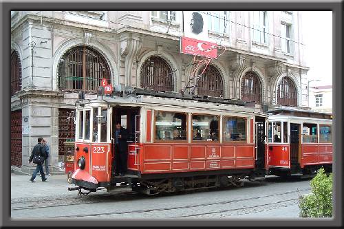 Le vieux tram historique dans le quartier de Galata