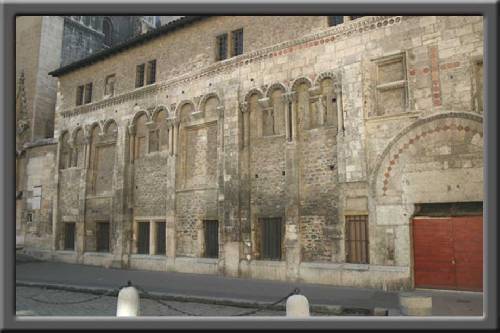 Façade de la Manécanterie, Pl. St-Jean. XI ème s.