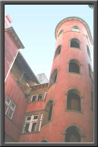  rue du Boeuf 16, la Tour Rose (restaurant-hôtel)