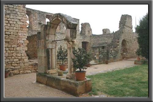 Abbaye de Fontcaude, le cloître ou ce qu'il en reste...