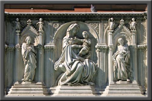 La vierge à l'enfant en marbre de la fontaine Gaia