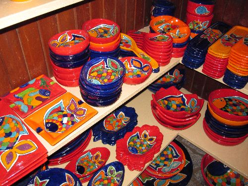 Les boutiques regorgent de poteries