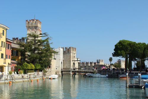 Sirmione, son château les pieds dans l'eau.