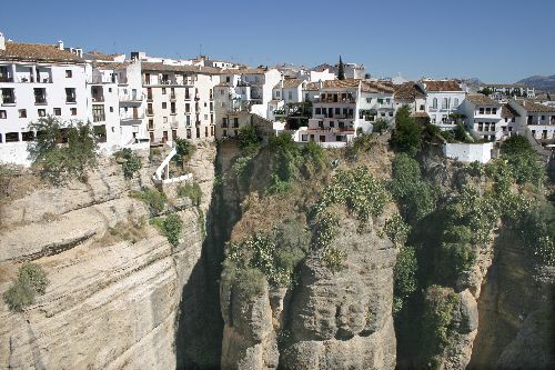 Ronda, ville fortifiée au sommet des falaises de 156 mètres