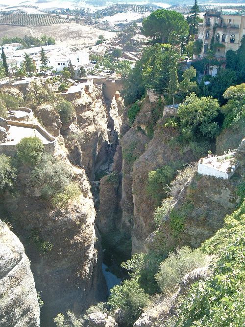 Une faille gigantesque creuse le plateau calcaire