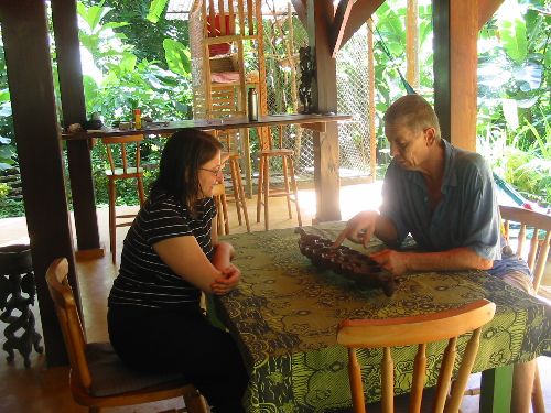 Stage d'awalé dans la jungle du Costa Rica, Aminata apprend le jeu à Manuela