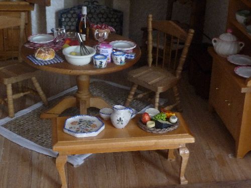 la petite table avec plateau de fromage et vaisselle bretonne