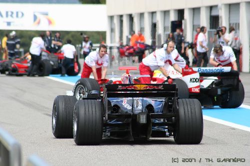 Embouteillage dans la pit-lane (F1 / HTTT Paul Ricard 2007)
