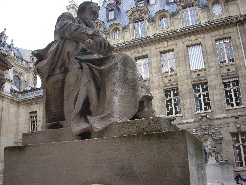 La statue de Victor Hugo nous vanterait-elle les mérites du rouleau de papier hygiénique?