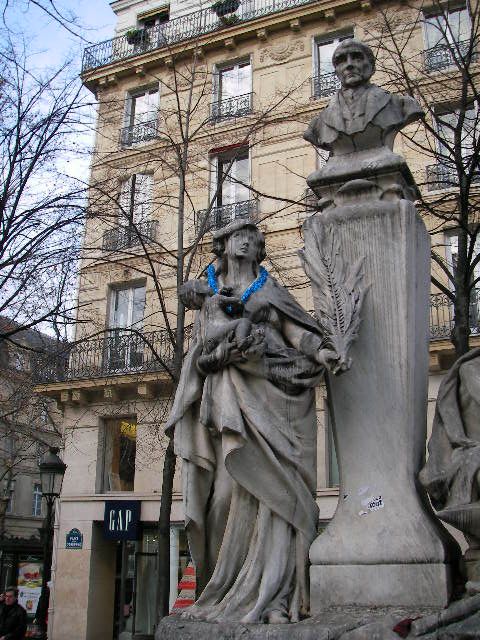 Et si on décorait toues les statues de Paris?