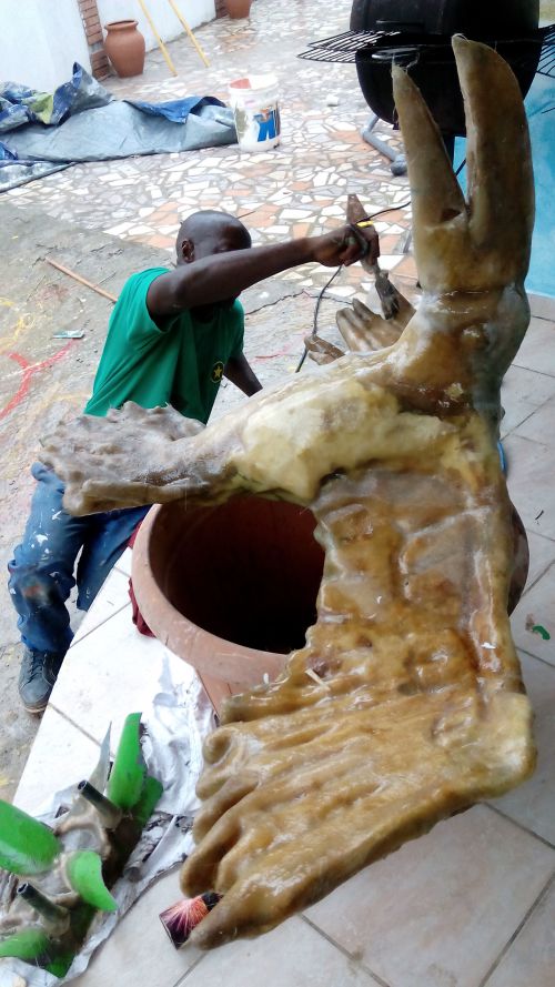 Réalisation d'une arcade d'entrée avec sculpture en résine : Toucan sur une branche de bambou