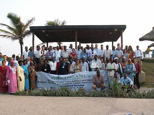 Photo de famille des participants à l'Atelier international sur le Moringa Oleifera et les autres végétaux à fort potentiel nutritionnel en Novembre 2006 