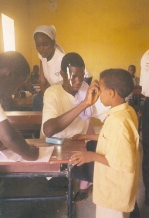 Activité de dépistage du trachome à l’école Mairie A – Rosso, juin 2003
