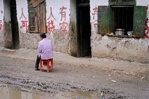 Femme dans la rue de Dongyi