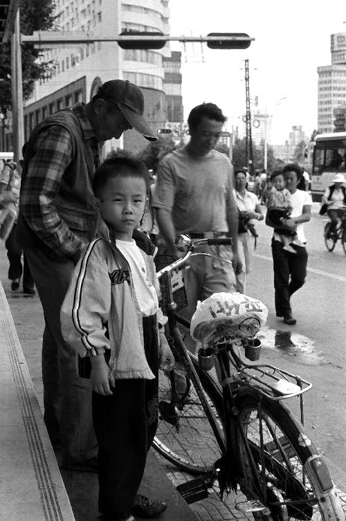 Attente pour monter sur le porte bagages, Kunming, Chine