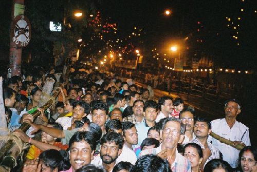 foule pour la celebration du durga puja, calcutta