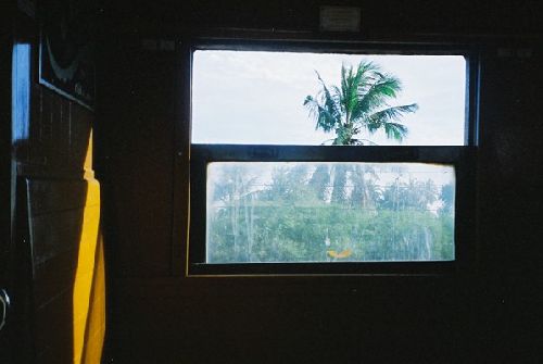 train thailande, entre bangkok et kanchanaburi