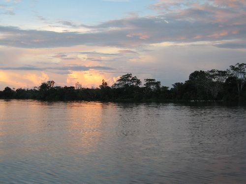 Lagune de Yarinacocha à la tombée de la nuit
